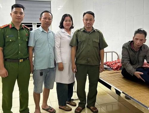 Gia đình đến Trạm y tế đón người thân bị nạn.