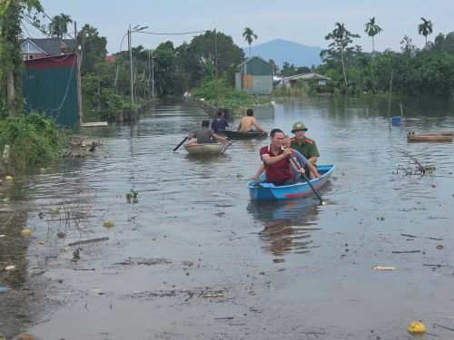 Chính quyền và lực lượng Công an xã đã cắm biển cảnh báo, cử lực lượng hướng dẫn, cùng người dân đã bố trí thuyền để vận chuyển, chở người, đồ vật qua đoạn đường ngập.