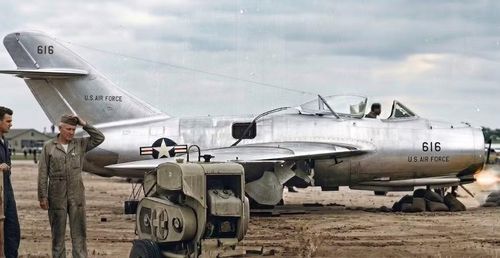 Vì vậy, di sản lớn nhất của MiG-15 không nằm ở việc nó thắng bao nhiêu trận. Nó khiến cả thế giới hiểu rằng thời đại chiến tranh trên không đã thay đổi: từ đây, tốc độ phản lực và khả năng đánh chặn sẽ định hình thế hệ tiêm kích tiếp theo.
