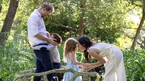 Truyền thông Anh ngày 26/8/2026 đồng loạt đưa tin Hoàng tử Harry, vợ là Meghan Markle cùng 2 con Archie và Lilibet đã bay bằng chuyên cơ từ California, Mỹ, tới Anh và hạ cánh tại sân bay Birmingham.
