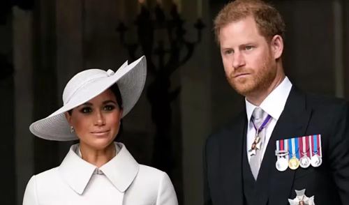Harry và Meghan từng công khai nhiều chuyện liên quan đến đời sống gia đình, trong đó có cuộc trò chuyện với nữ hoàng truyền hình Oprah Winfrey. Năm 2023, Harry tiếp tục đề cập những bất hòa với các thành viên hoàng gia trong cuốn hồi ký Spare.