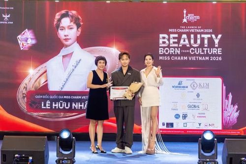 Bà Nguyễn Thị Thúy Nga (ngoài cùng bên trái) – Chủ tịch Miss Charm Org, Trưởng Ban giám khảo công bố quyết định bổ nhiệm NTK Lê Hữu Nhân giữ vị trí Giám đốc Quốc gia (National Director) Miss Charm Vietnam 2026.