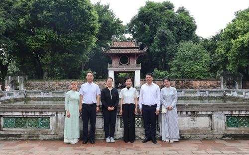 Đoàn đại biểu Cục Văn vật thành phố Bắc Kinh đã tham quan và chụp ảnh lưu niệm tại di tích Văn Miếu – Quốc Tử Giám. Ảnh: Thuý Nga.