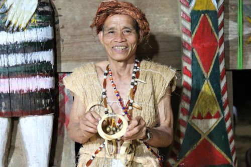 Già C’Lâu Blao trong bộ trang phục bằng vỏ cây và chiếc nanh heo làm trang sức. Ảnh: TT.