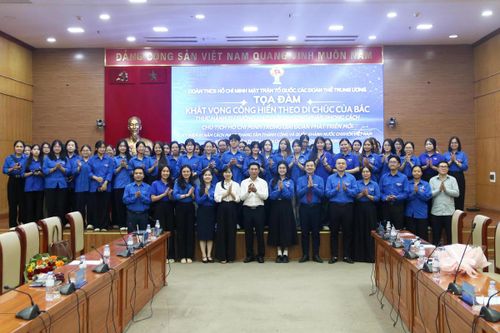 Các đại biểu chụp ảnh lưu niệm tại Tọa đàm.
