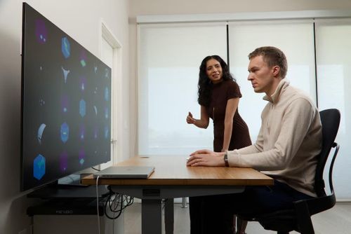  Bill Gates nay cảnh báo công nghệ này có thể suy yếu tư duy phản biện và gây bất ổn xã hội. Ảnh: Reuters. 