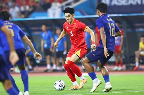  Đình Bắc ghi cả 5 bàn thắng ở vòng bảng, gồm cú hat-trick trong chiến thắng 7-0 trước Timor-Leste và cú đúp vào lưới Campuchia. Thành tích này giúp tiền đạo trẻ sớm vươn lên dẫn đầu danh sách ghi bàn. 