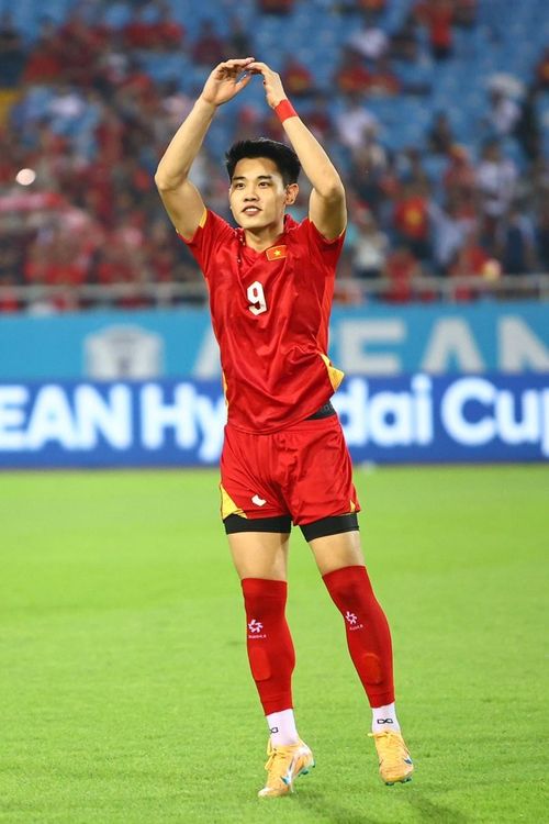  Xuân Son và Đình Bắc trở thành hai gương mặt nổi bật trên hàng công tuyển Việt Nam. Đình Bắc tạo ưu thế trong cuộc đua ghi bàn từ vòng bảng, còn Xuân Son bắt kịp người đồng đội bằng màn trình diễn ấn tượng ở bán kết. 