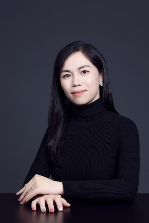  Bà Hoàng Thanh Vân từng là Giám đốc ANA Hà Nội (Chi nhánh tại Việt Nam của đơn vị đại diện bản quyền quốc tế Andrew Nurnberg Associates). 