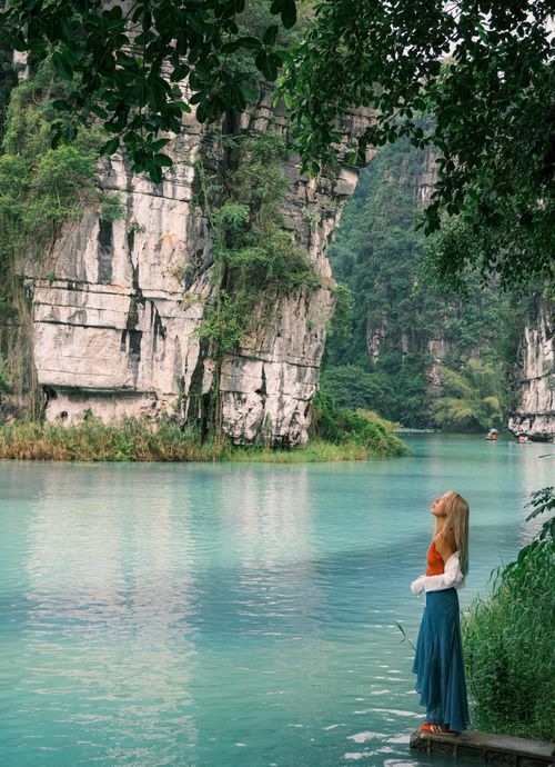 Du khách lần đầu tận mắt thấy màu nước xanh ngọc tại danh thắng Tràng An. 