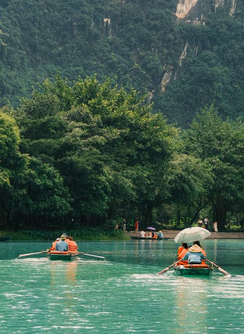 Du khách tham quan Tràng An theo tuyến 2.