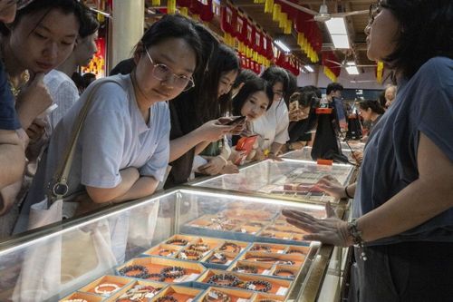  Các vật phẩm tâm linh thu hút lượng lớn là khách hàng trẻ. Ảnh minh họa: Gilles Sabrié/WSJ. 