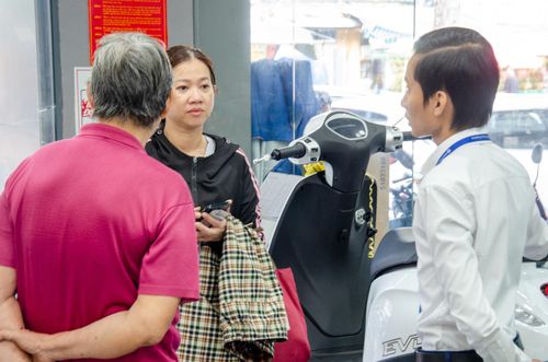  Lượng khách tấp nập tại các đại lý xe máy điện. Ảnh: Phúc Hậu. 