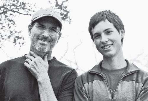  Reed Jobs chụp chung với cha mình vào năm 2007. Ảnh: All About Steve Jobs. 