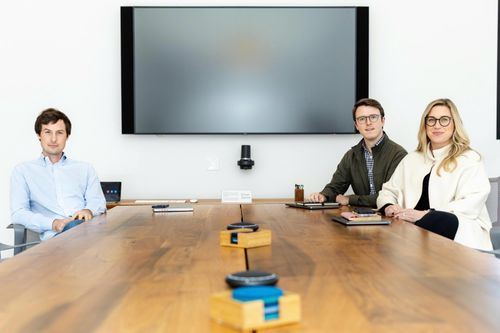  (Từ trái sang phải) Reed Jobs; Dan McHugh, trưởng nhóm đầu tư của Yosemite và bà Anna Darbyshire, giám đốc vận hành của công ty, tại văn phòng Yosemite ở San Francisco (Mỹ). Ảnh: Stat. 