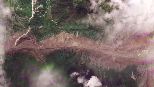 Ảnh vệ tinh cho thấy biến đổi cảnh quan tại thung lũng vùng biên giới Nepal - Trung Quốc trước và sau trận lũ quét. Ảnh: Reuters.