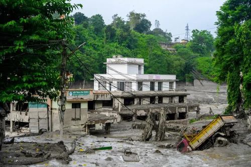 Các công trình, nhà cửa bị tàn phá bởi trận lũ quét. Ảnh: Reuters.
