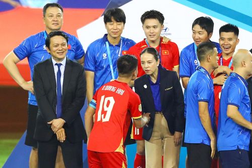 Về phần Quang Hải, anh vẫn nhận được sự ưu ái và đánh giá cao. Tổng thư ký Liên đoàn Bóng đá Đông Nam Á Winston Lee (vest đen) và Chủ tịch Liên đoàn Bóng đá Thái Lan Nualphan Lamsam đều dành nhiều thời gian hơn cho Quang Hải.