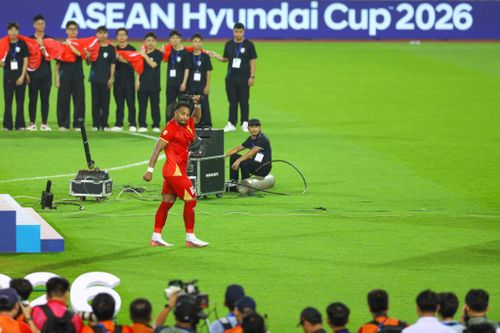 ASEAN Cup đầu tiên trong sự nghiệp của Đình Bắc khép lại theo cách rực rỡ nhất có thể. Anh giành đồng Vua phá lưới cùng Nguyễn Xuân Son với 5 bàn. Khi hết phần trao giải Vua phá lưới, Xuân Son di chuyển thẳng ra ngoài còn Bắc quay lại với đội. Anh dường như được thông báo rằng mình còn một giải thưởng cá nhân nữa.