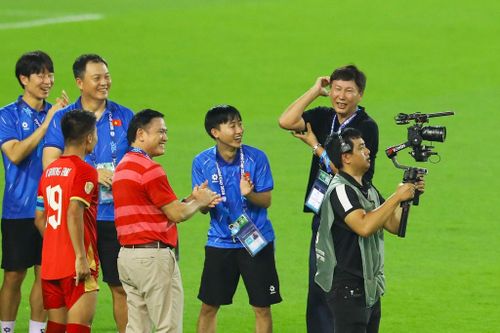 HLV Kim Sang-sik cõng Đình Bắc lên như chúc mừng anh. Nhưng ông chỉ đi được vài bước rồi phải thả người học trò xuống. Chiến lược gia người Hàn ra dấu cho thấy mình bị đau tay vì cõng Đình Bắc.