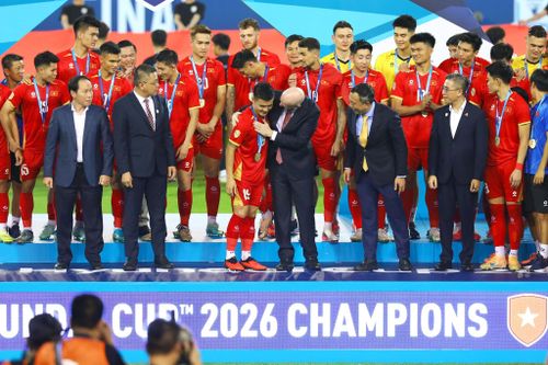 Chủ tịch Liên đoàn Bóng đá Thế giới Gianni Infantino cũng dành ưu ái cho đội trưởng tuyển Việt Nam trước khi trao cúp. Quang Hải ở đỉnh cao sự nghiệp không chỉ hay nhất ASEAN Cup. Anh còn từng giành Cầu thủ hay nhất ở AFF Awards 2019, danh hiệu trao hai năm một lần cho cầu thủ Đông Nam Á hay nhất trong quãng thời gian đó.