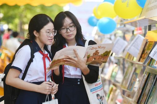 Khi được tự do điều chỉnh tốc độ, nhóm người đọc đạt mức độ đọc hiểu cao hơn nhóm nghe. Ảnh: Duy Hiệu.
