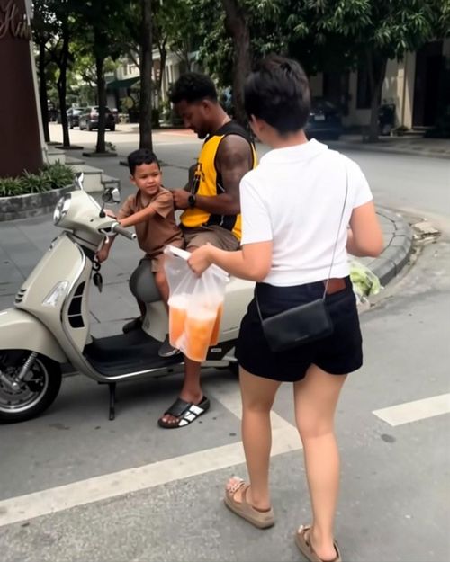 Xuân Son ăn bún chả ở quán quen thời điểm vừa trải qua ca phẫu thuật do chấn thương nặng ở trận chung kết AFF Cup 2024. Ảnh: Nguyễn Xuân Son, Phạm Thắng.