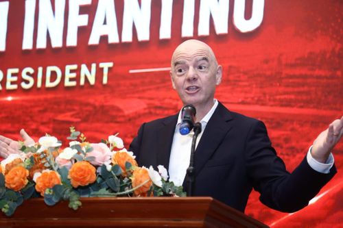  Infantino phát biểu tại hội trường Trung tâm PVF. Chủ tịch FIFA chúc mừng tuyển Việt Nam lần đầu bảo vệ thành công ngôi vô địch ASEAN Cup và CLB Công an Hà Nội lần đầu góp mặt tại vòng bảng AFC Champions League Elite. "Việt Nam là đất nước tuyệt vời. Tôi tin Việt Nam sẽ trở thành cường quốc bóng đá, không chỉ ở Đông Nam Á hay châu Á mà còn trên thế giới. Đó chính là mục tiêu chúng ta cùng hướng tới", ông nói. Ảnh: PVF. 