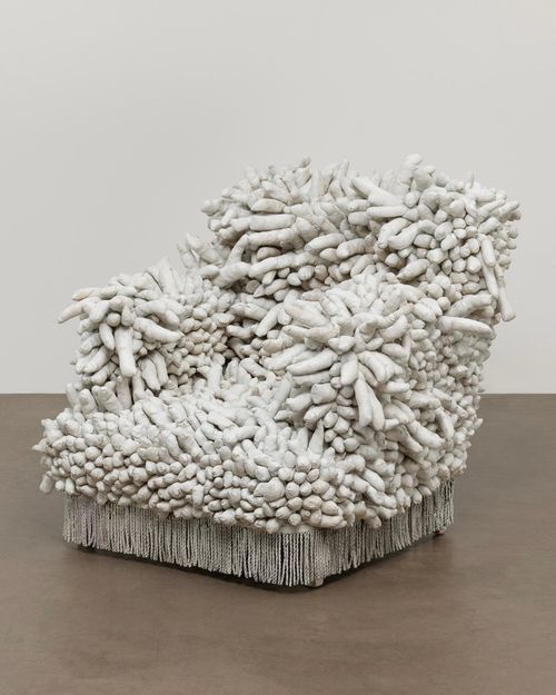  Ra đời năm 1962, Accumulation No. 1 (tạm dịch: Sự tích tụ) đánh dấu thời điểm Kusama đưa ý tưởng về sự lặp lại từ mặt tranh sang không gian ba chiều. Theo MoMA, bà phủ kín một chiếc ghế bành bằng hàng chục khối vải mềm được may, nhồi và sơn thủ công, có hình dạng gợi liên tưởng đến bộ phận sinh dục nam. Đây là tác phẩm đầu tiên trong loạt điêu khắc Accumulation của Kusama và cũng là một trong những ví dụ sớm của nghệ thuật điêu khắc mềm. Ảnh: MoMA.