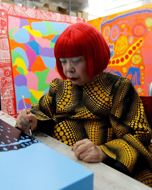  Yayoi Kusama qua đời ở tuổi 97, khép lại hành trình sáng tác kéo dài hơn 6 thập kỷ, theo Reuters. Tuy nhiên, dấu ấn của “nữ hoàng chấm bi” vẫn hiện diện qua những mạng lưới vô tận, quả bí ngô, căn phòng gương và nhiều tác phẩm đã trở thành biểu tượng của nghệ thuật đương đại. Cột mốc quan trọng trong sự nghiệp của Kusama đến vào năm 1993, khi bà trở thành nghệ sĩ Nhật Bản đầu tiên có triển lãm cá nhân tại gian Nhật Bản ở triển lãm mỹ thuật quốc tế Venice Biennale (Italy). Thành công của sự kiện góp phần thay đổi đáng kể cách giới nghệ thuật trong nước và quốc tế nhìn nhận bà. Ảnh: Luke MacGregor/Reuters.