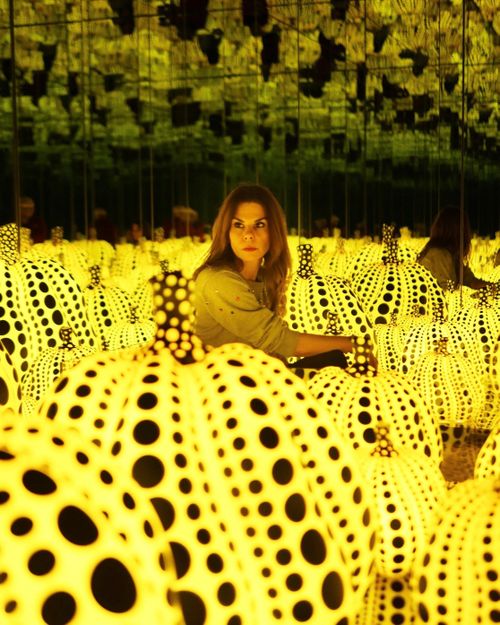  Infinity Mirrored Room - All the Eternal Love I Have for the Pumpkins (tạm dịch: Phòng gương vô cực - Tình yêu vĩnh cửu dành cho những quả bí ngô) ra đời năm 2016, kết hợp hai hình ảnh nổi tiếng nhất trong sự nghiệp Kusama là bí ngô và căn phòng gương. Theo Hirshhorn Museum and Sculpture Garden, Kusama đã yêu thích hình dáng bí ngô từ khi còn nhỏ và đưa motif này vào các bản vẽ từ cuối thập niên 1940, sau đó liên tục sử dụng trong tranh, điêu khắc và nghệ thuật sắp đặt. Trong tác phẩm năm 2016, những quả bí ngô phát sáng mang họa tiết chấm bi được đặt giữa hệ thống gương, tạo nên cảm giác một cánh đồng bí ngô kéo dài vô tận. Ảnh: Maria Brito.