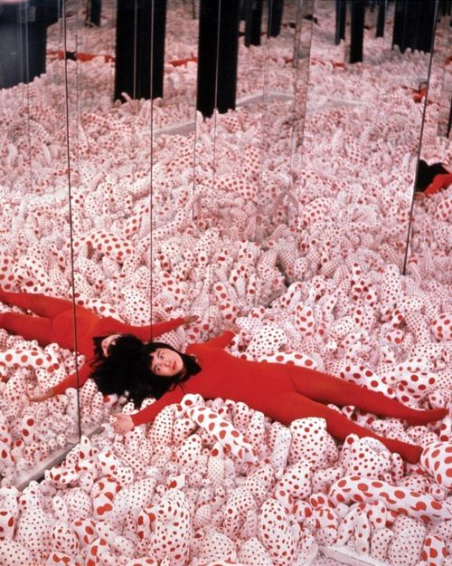  Năm 1965, Kusama thực hiện Infinity Mirror Room-Phalli’s Field (tạm dịch: Phòng vô cực), tác phẩm được bảo tàng Hirshhorn thuộc Viện Smithsonian (Mỹ) xem là một bước đột phá trong sự nghiệp của bà. Bên trong căn phòng là các khối vải mềm phủ chấm đỏ, được bao quanh bởi những tấm gương. Nhờ hiệu ứng phản chiếu, số lượng vật thể hữu hạn dường như được nhân lên vô tận, giúp Kusama đạt được cảm giác lặp lại mà trước đó bà phải tạo thủ công với hàng nghìn chi tiết. Từ tác phẩm này, nữ nghệ sĩ tiếp tục phát triển hơn 20 Infinity Mirror Rooms, đưa người xem bước vào thế giới của ánh sáng, gương và những hình ảnh phản chiếu vô cực. Ảnh: Eikoh Hosoe.