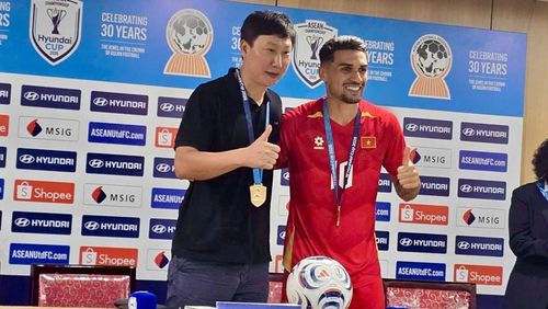 HLV Kim Sang-sik và cầu thủ Đỗ Hoàng Hên tại buổi họp báo sau trận đấu