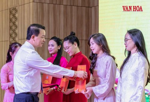 Ông Võ Văn Minh, Phó Giám đốc Sở GD&ĐT Quảng Trị, Chủ tịch Hội đồng tuyển dụng trao quyết định cho các thí sinh