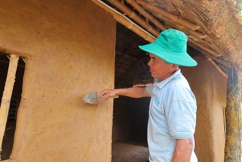 Những vách đất được đắp thủ công trên khung tre tạo nên vẻ đẹp mộc mạc cho ngôi nhà