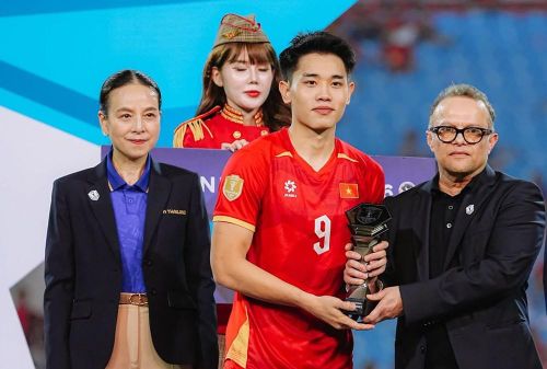 Chân sút sinh năm 2004 đoạt cú đúp danh hiệu cá nhân tại ASEAN Cup 2026