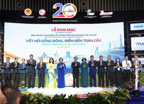 Các đại biểu thực hiện nghi thức khai mạc ITE HCMC 2026