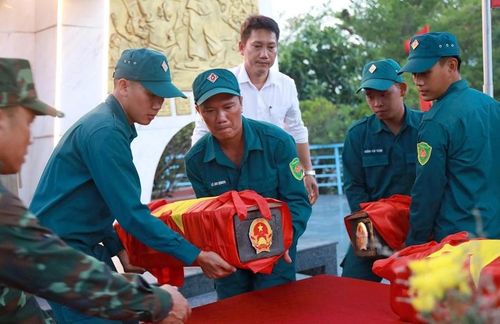 Sau bao năm tháng nằm lại giữa đại ngàn Hòn Chảo, 4 liệt sĩ đã trở về giữa vòng tay đồng đội