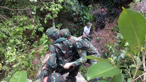 Cây rừng đan kín, gộp đá lớn và những vách núi dựng đứng không ngăn được bước chân của Đội tìm kiếm