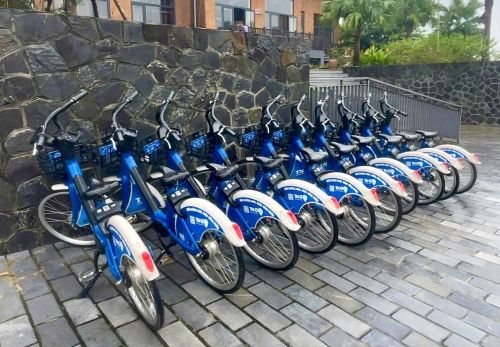 Tại Làng có 3 trạm xe đạp trợ lực điện, thuận tiện cho du khách nhận xe ngay khi bắt đầu hành trình tham quan