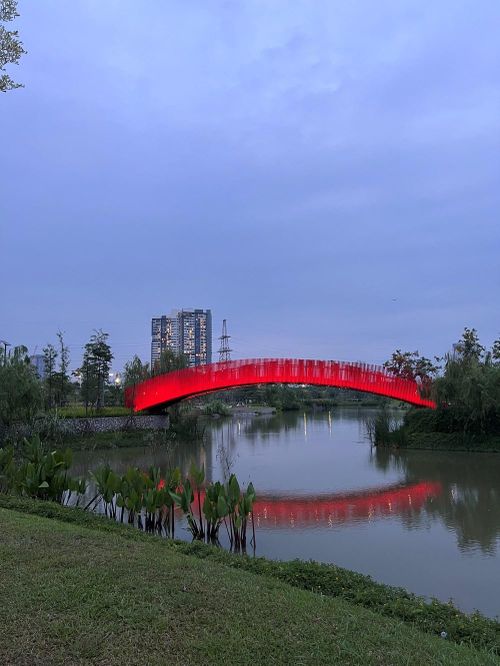 Một mặt phẳng kiến trúc, một hàng cây, quảng trường hay mặt nước, khi được lập trình ánh sáng và kết hợp hình ảnh, âm nhạc, có thể trở thành một không gian trình diễn. Ảnh: Tuấn Đông