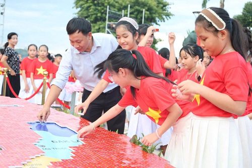 Các em học sinh hào hứng tham gia