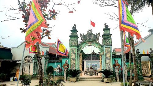 Đền Chỉ Thiện (tên cũ là điện Đức Quan Nghè) được lập nên để thờ ông nghè Hoàng Ngọc Loan là thần chủ của đền. Ảnh: Nguyễn Diệu