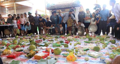 Đông đảo người dân tập trung tại Đền Chỉ Thiện tham gia lễ “cướp cô hồn” ngày Rằm tháng Bảy. Ảnh: Hoa Lý