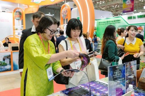 Nhiều du khách quan tâm đến các chương trình du lịch dịp này