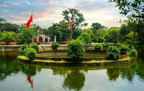 Hệ thống ao hồ và mặt nước hiện vẫn còn lưu dấu tại Cổ Loa, điển hình là đền Thượng. Ảnh: BQL
