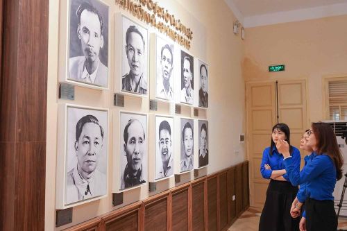 Các đoàn viên Chi đoàn Ban Dân chủ, Giám sát và Phản biện xã hội tìm hiểu chân dung những đồng chí đã từng ở và làm việc tại ngôi nhà 48 Hàng Ngang. Ảnh: Phạm Tuấn Anh - TTXVN