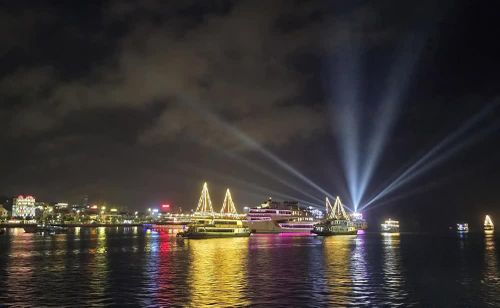 Chương trình có sự kết hợp âm thanh, ánh sáng và pháo hoa nghệ thuật rực rỡ, tạo nên không gian trải nghiệm đêm độc đáo. Ảnh: Thanh Vân