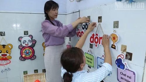Trang trí phòng học, góc học tập, quyết tâm nâng cao chất lượng giáo dục khi thực hiện mô hình tổ chức giáo dục sau sắp xếp. (Ảnh: NGUYỄN TRUNG)
