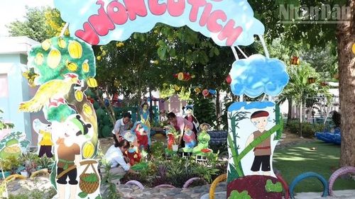 Giáo viên Trường mầm non Ninh Sơn (xã Ninh Sơn, tỉnh Khánh Hòa) dọn vệ sinh, chỉnh trang, sắp lại khuôn viên vườn cổ tích của trường. (Ảnh: NGUYỄN TRUNG)